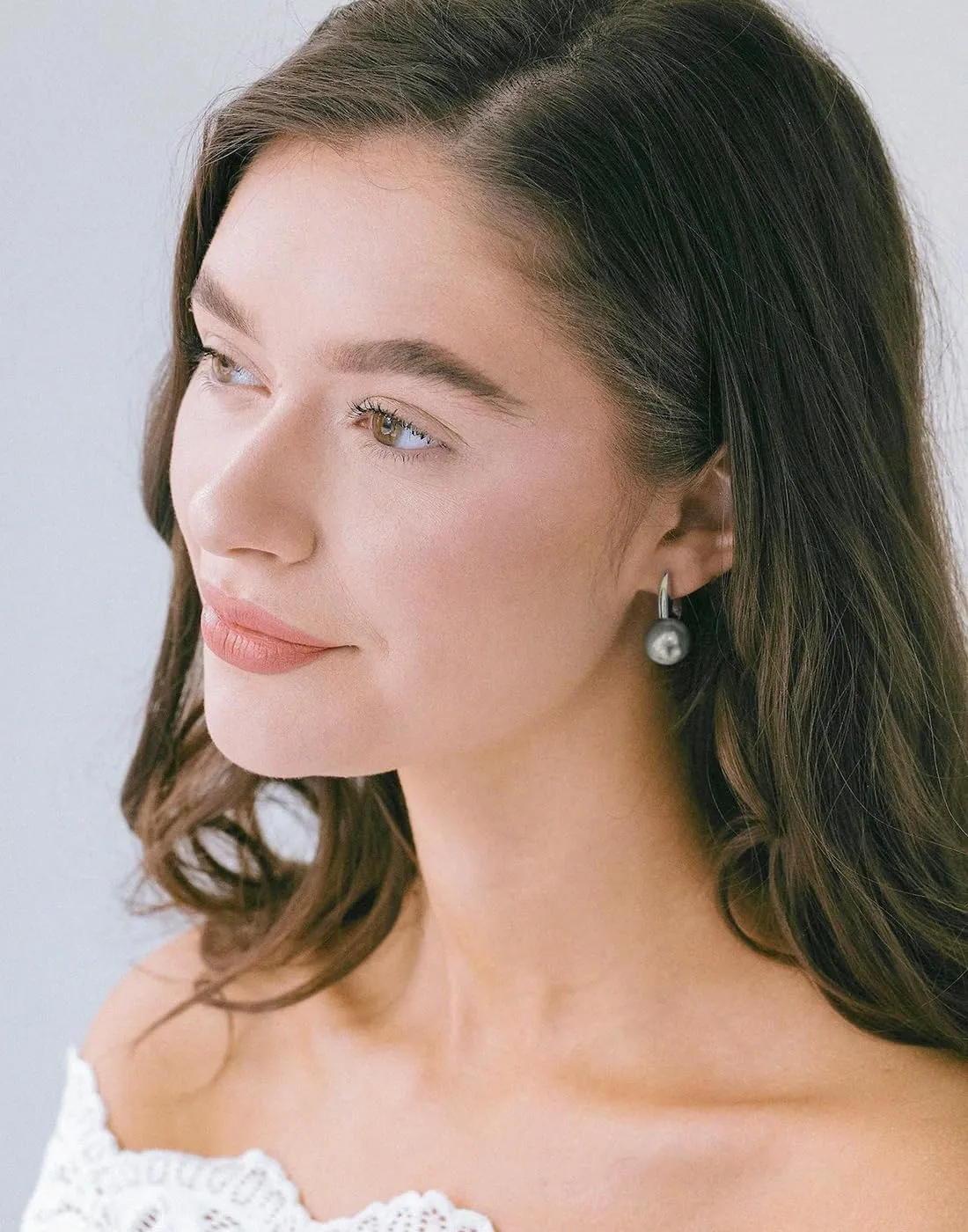18K Gold Plated Leverback Hoop Handpicked White Shell Pearl Drop Dangle Earring for Women Minimalist Pearl Stud Ear Jewelry for Wedding Bridesmaids Gift