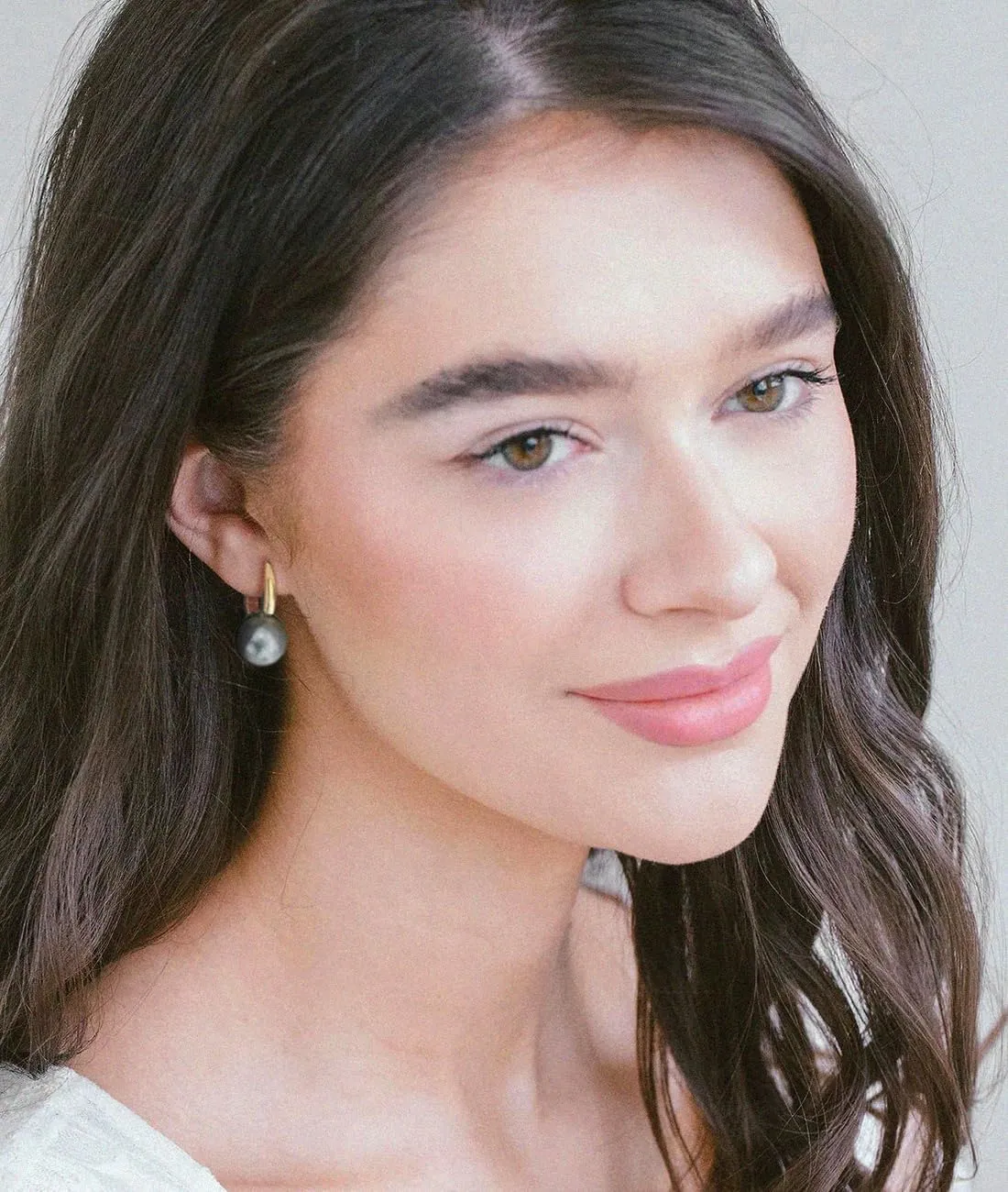 18K Gold Plated Leverback Hoop Handpicked White Shell Pearl Drop Dangle Earring for Women Minimalist Pearl Stud Ear Jewelry for Wedding Bridesmaids Gift