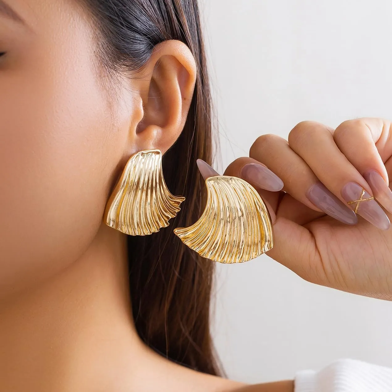Gold Shell Earrings for Women Dainty Stud Earrings Seashell Drop Dangle Earrings Trendy Jewelry for Women Spiral Earrings Hypoallergenic