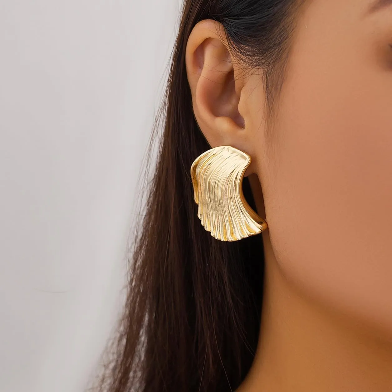 Gold Shell Earrings for Women Dainty Stud Earrings Seashell Drop Dangle Earrings Trendy Jewelry for Women Spiral Earrings Hypoallergenic