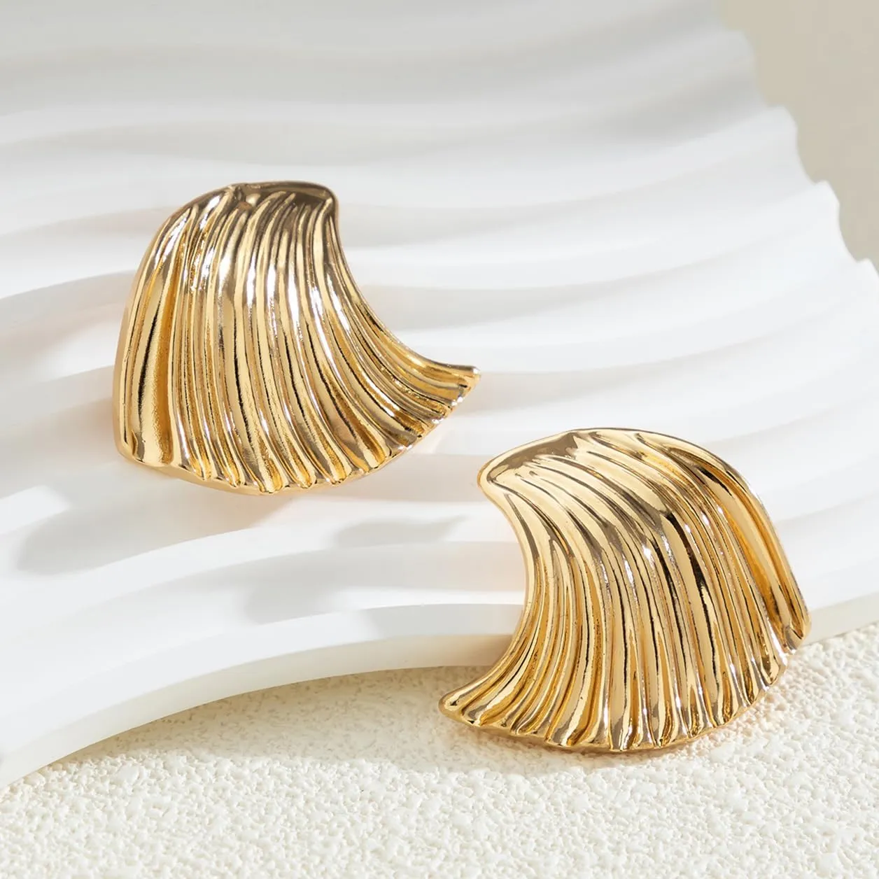 Gold Shell Earrings for Women Dainty Stud Earrings Seashell Drop Dangle Earrings Trendy Jewelry for Women Spiral Earrings Hypoallergenic