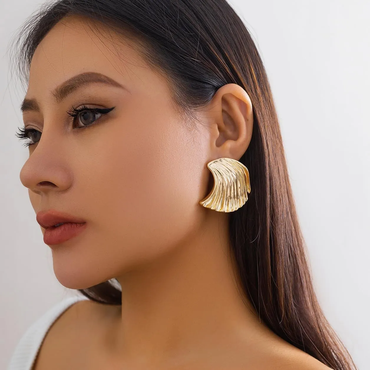 Gold Shell Earrings for Women Dainty Stud Earrings Seashell Drop Dangle Earrings Trendy Jewelry for Women Spiral Earrings Hypoallergenic
