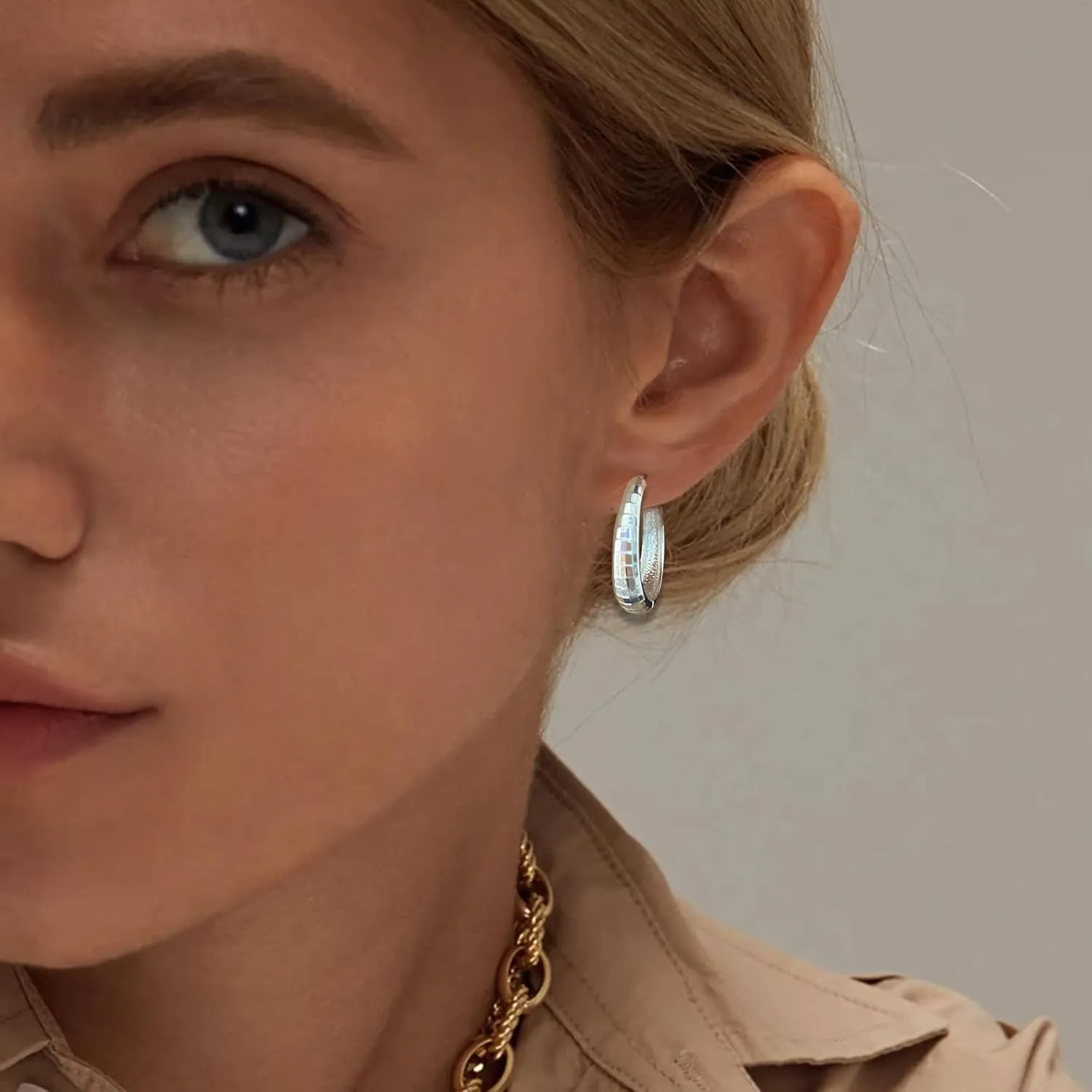 PABBEU Gold Hoops Earrings for Women Huggie Hoop Earrings 14K Gold Oval Hoop Earrings for Women Hypoallergenic Thick Gold Hoop Earrings for Women Gift
