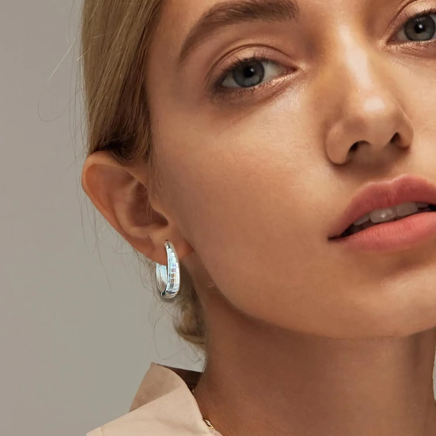 PABBEU Gold Hoops Earrings for Women Huggie Hoop Earrings 14K Gold Oval Hoop Earrings for Women Hypoallergenic Thick Gold Hoop Earrings for Women Gift