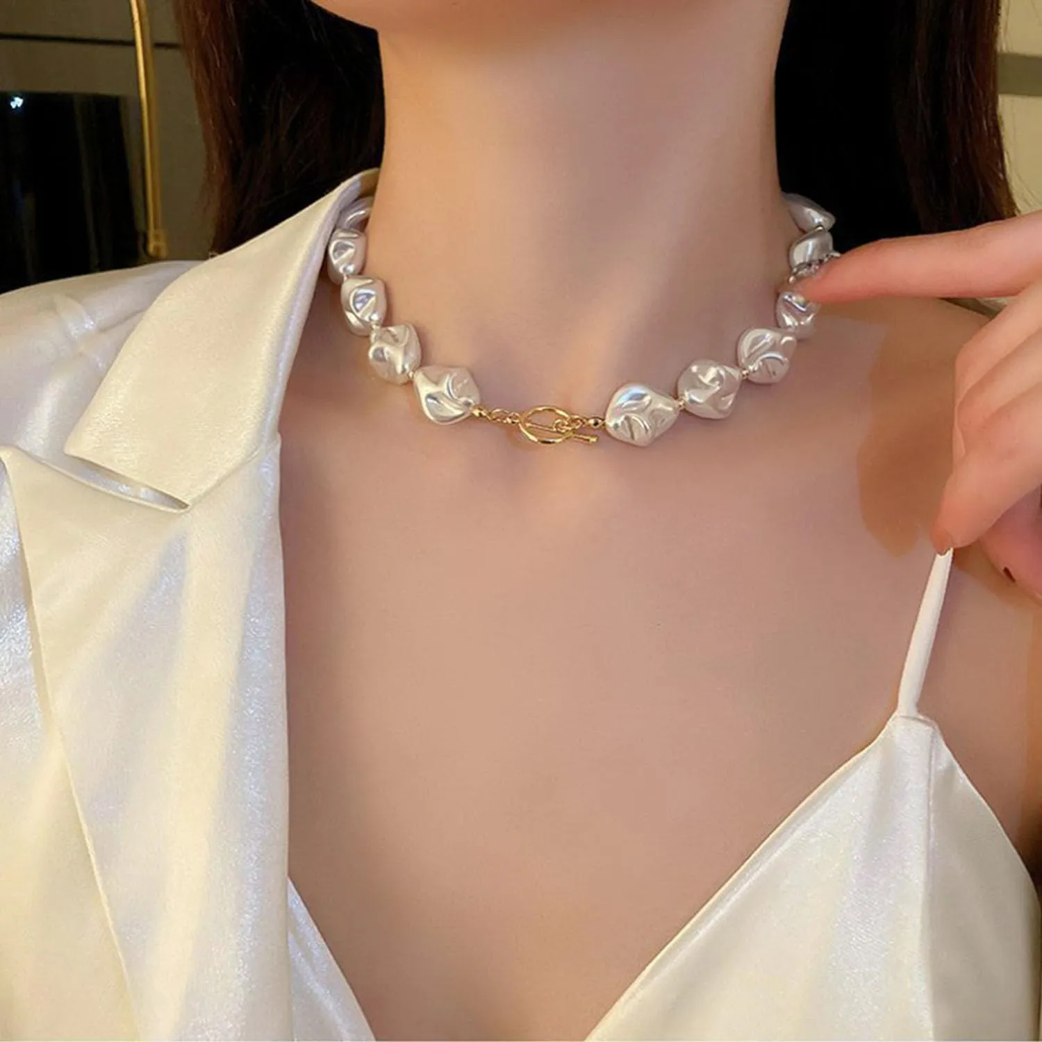 Pearl Necklaces for Women Chunky Pearl Choker Necklaces Baroque Pearl Necklace Dainty White Pearl Beaded Necklace Vintage Pearl Charm Choker Necklace Birthday Wedding Jewelry for Women