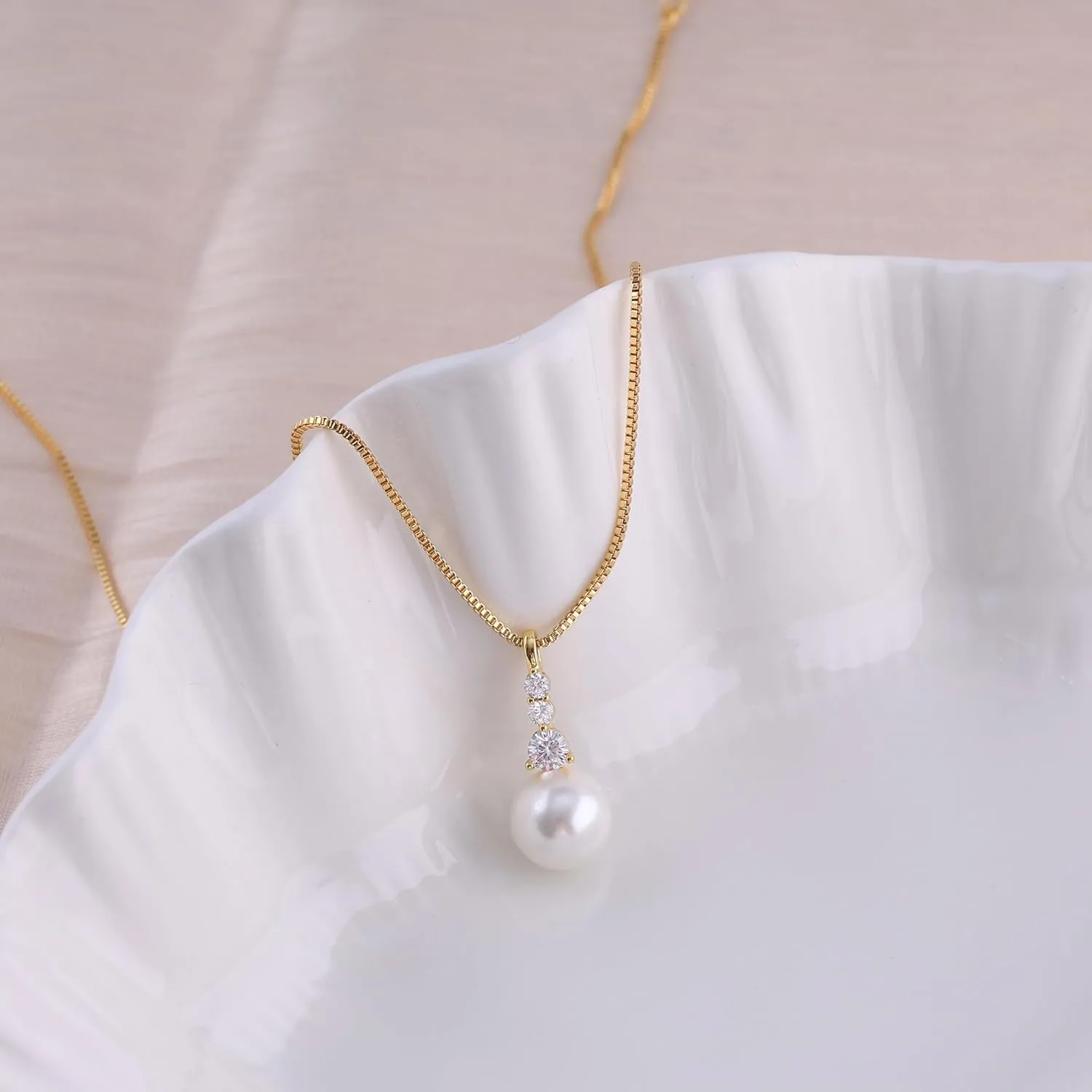 Pearl Necklaces for Women, Dainty Gold Necklace 14K Gold Plated Charm CZ Pearl Pendant Necklace Simple Gold Pearl Choker Necklaces for Women Trendy Wedding Womens Jewelry