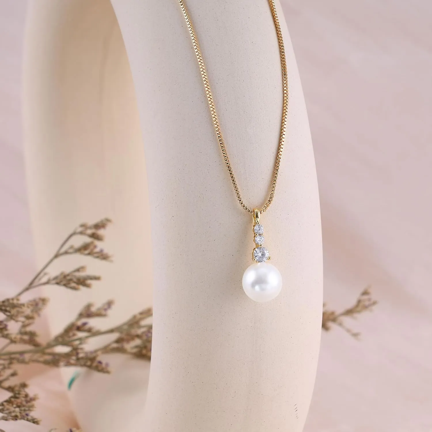 Pearl Necklaces for Women, Dainty Gold Necklace 14K Gold Plated Charm CZ Pearl Pendant Necklace Simple Gold Pearl Choker Necklaces for Women Trendy Wedding Womens Jewelry