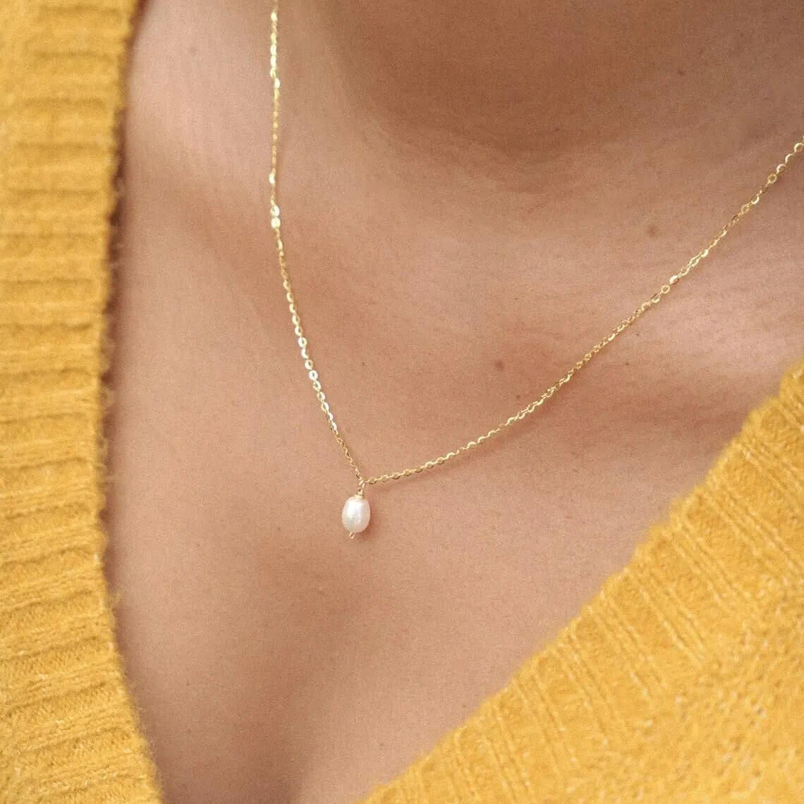 Pearl Necklaces for Women,18K Gold Plated Dainty Single Pearl Pendant Necklace Simple Pearl Choker Necklaces for Women Handmade Pearl Jewelry Bridesmaid Gifts