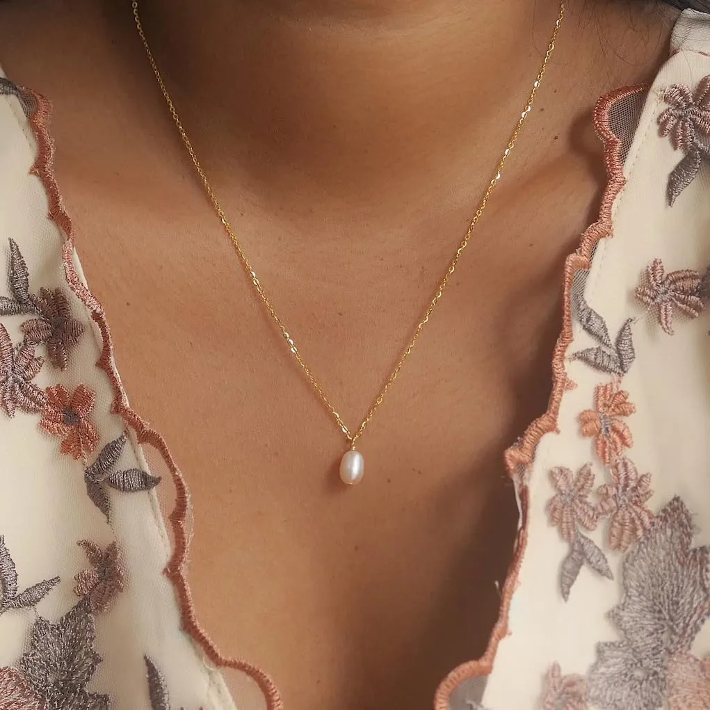 Pearl Necklaces for Women,18K Gold Plated Dainty Single Pearl Pendant Necklace Simple Pearl Choker Necklaces for Women Handmade Pearl Jewelry Bridesmaid Gifts