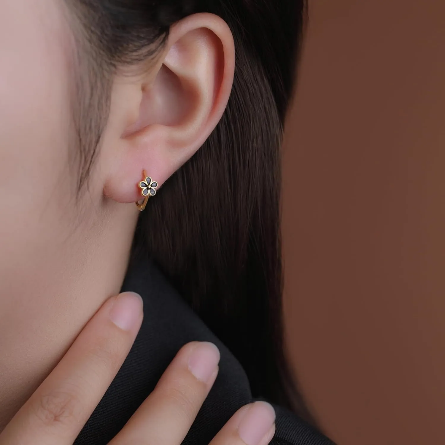Reffeer Solid 925 Sterling Silver Daisy Flower Hoop Earrings Huggie for Women Teens Black Flower Hoop Earrings Spring Cartilage Helix Earrings